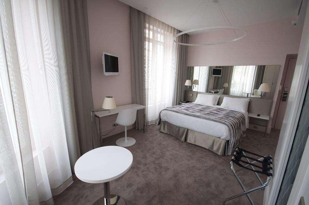 Le Cesar Hotel Provins Room photo